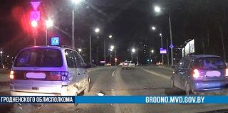 Проскочить на желтый оказалось неверным решением. На кольце Славинского произошло ДТП с тремя участниками