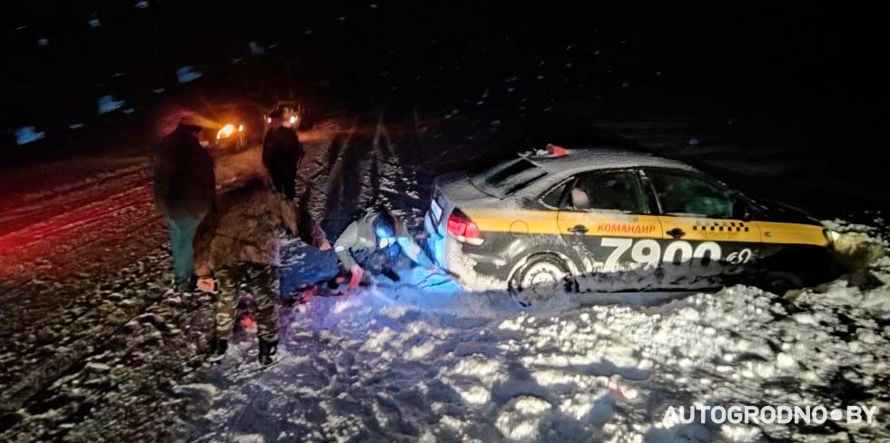 Это был сложный день: как водители Гродно пережили снегопад 20 января