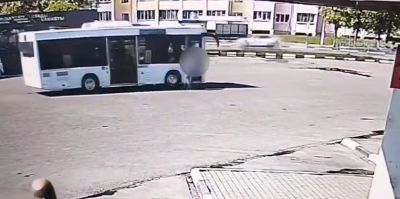Автобус без водителя покатился в Чаусах и насмерть сбил пожилую пару