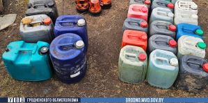 На личном подворье у тракториста нашли не только топливо в канистрах, но и запчасти к рабочей технике. Названа сумма ущерба