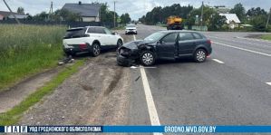Под Лидой один автомобиль стоял на обочине, второй двигался по трассе – не разминулись. Один из водителей в больнице