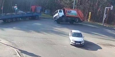 В Минске мусоровоз проехал десяток метров на двух колесах – и опрокинулся. Видео