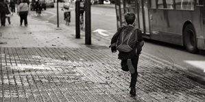 Водитель не впустил в автобус опоздавшую женщину с детьми. А должен был?