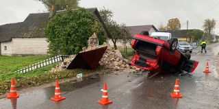 В "пьяном" ДТП водитель повредил каплицу. Кроме штрафа по линии ГАИ, оплатит еще один и работы по восстановлению памятника