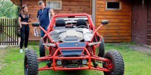 В белорусский деревне мужчина 3 года строил багги. И вот что у него получилось!