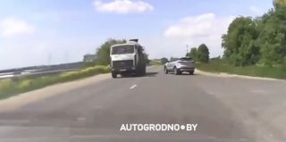 Водитель Geely Atlas не посмотрел налево, выехал, а потом внезапно остановился. Видео опасного маневра в Гродно