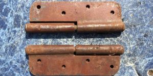 В Гродно 14-летний парень выбросил с балкона старую металлическую завесу – прямо на автомобиль. И получил первое уголовное дело