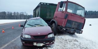 Жесткое столкновение "МАЗа" и легковушки под Островцом: водитель получил травмы