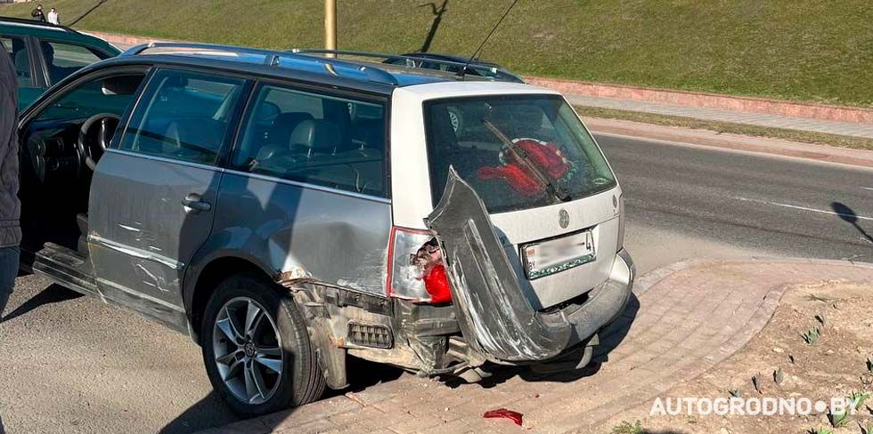 В Гродно возле Драмтеатра столкнулись два автомобиля. Один из водителей ищет очевидцев