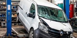 На СТО в Лиде с подъемника упал микроавтобус с водителем внутри. Мужчина получил травмы и обратился в суд. Есть решение