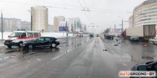 Видео аварии: В Гродно разбили премиальный внедорожник BMW X6, а также Mercedes W123 и Renault Megane 3