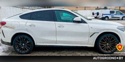 В Гродно не поставили на учет BMW X6, купленный в России. Эксперты пояснили, в чем дело
