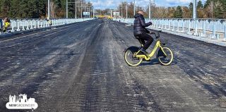 Велосипедист прокатился по Новому мосту – уже есть первый слой асфальта. Открытие движения произойдет раньше намеченного