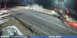 Пьяный водитель врезался в железнодорожный шлагбаум, перевернулся и не пострадал. Наказан и гонщик, и собственник авто