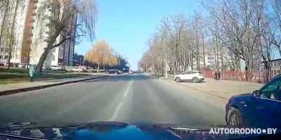 На улице Белуша водитель VW стал выталкивать соседа на встречку: напоминаем особенность знака "Конец полосы"