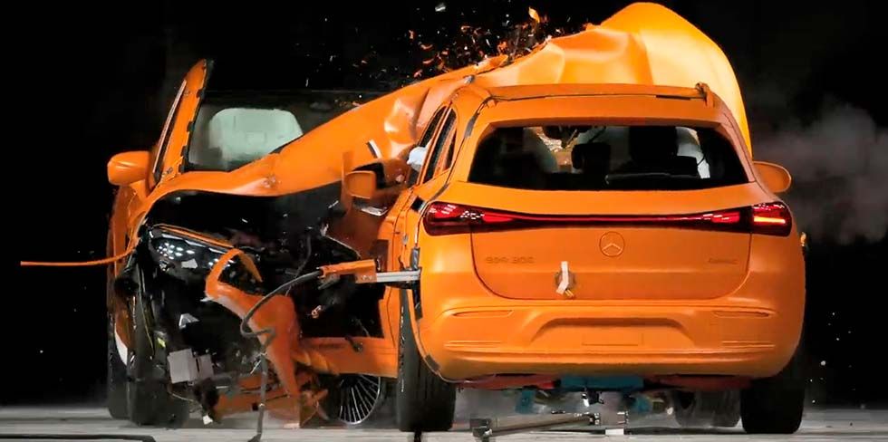 Впервые в истории публично столкнули два электромобиля. Каждый Mercedes весит свыше 2 тонн