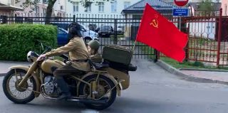 Легендарные мотоциклы Победы М-72 возят по Гродно необычную выставку