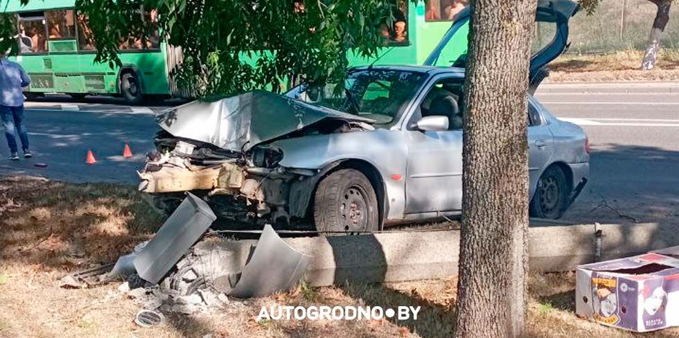 В Гродно легковушка повалила на дорогу фонарный столб