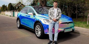 Превью фото к статье Владелец ослепительной Теслы из Бреста: "Знаю номера эвакуаторов наизусть, уж очень дорого она обходится"...