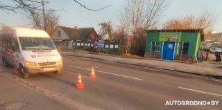 Девушка выбежала перед маршруткой в Гродно и получила серьезную травму. Поиск очевидцев, ул. Кохановского