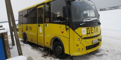 Сорвался с домкрата: многотонный автобус придавил мужчину во дворе его дома