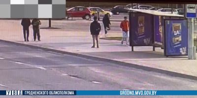 Как в Гродно один подросток у другого "электронку" украл. Средь бела дня прямо на остановке