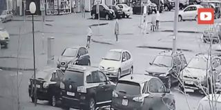 В Ольшанке под машину попал мальчик. Он начал переходить дорогу на красный, а потом побежал назад