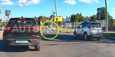 Девочка на велосипеде поехала через поток автомобилей на улице Горького. А все началось с упавшей бутылки