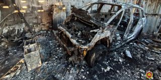 Белорус ушел пообедать после работ в гараже, через 10 минут – дым из-под крыши. От гаража – стены и ворота, от автомобиля – металлический кузов