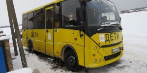 Сорвался с домкрата: многотонный автобус придавил мужчину во дворе его дома