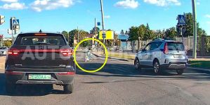 Девочка на велосипеде поехала через поток автомобилей на улице Горького. А все началось с упавшей бутылки