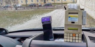 Билет у водителя можно купить не только за наличные. В междугородних маршрутках Гродно появились терминалы