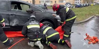 В Минске горел электромобиль. Его так просто не потушить – и вот что сделали в МЧС