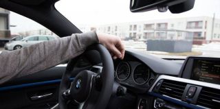 Фирмы задешево продали BMW и Mercedes. Налоговая это заметила