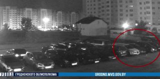 Среди ночи в Ольшанке кто-то разбил автомобиль. "Случайно такое точно не сделаешь". Милиция нашла хулиганку