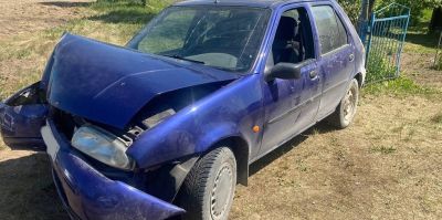 Опасности гравийки: Ford врезался в столб, а пожилая пассажирка получила перелом шейного позвонка