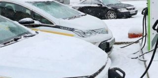 "Минус 72% от запаса хода и очереди на зарядках": опыт владения электромобилями зимой