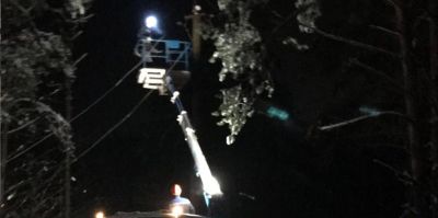 В Беларуси из-за налипания снега повреждаются линии электропередач. Энергетики предупреждают: "Не подходите к ним ближе 8 метров"