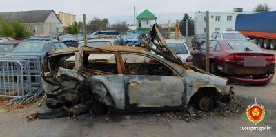 Nissan загорелся после того, как в него въехал BMW. Погибла 18-летняя девушка. Эксперты установили причину возгорания