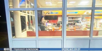 Дальнобойщик отдыхал между рейсами, перебрал со спиртным и разбил стекло на заправке у самой границы. Возбуждено уголовное дело