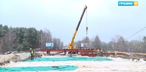 На Поповичском мосту строители приступили к устройству тротуарной плиты