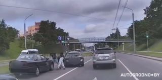 В Гродно два водителя не смогли разъехаться по-мирному и устроили драку на дороге