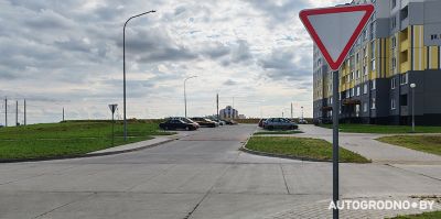 Какие знаки во дворах новостроек путают гродненских водителей? Рассказал автомобилист из Грандичей