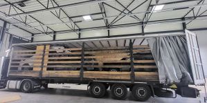 Задача со звездочкой: спрятать 3 внедорожника в одной фуре под туалетной бумагой. Да еще так, чтобы водитель не знал