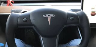 Вслед за выдвижными ручками Китай запретит "рули Tesla"