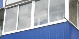 Бабуля с балкона выкинула ботинки на припаркованный автомобиль. Соседи подтвердили