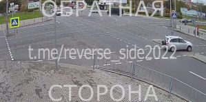 Кажется, кто-то всерьез решил, что он пешеход... но на четырех колесах. Видео