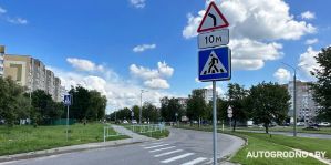 "Зебру" на Клецкова перегородили забором. Гродненка спрашивает: "Через забор перелазить?"