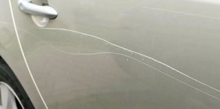 Девушка случайно поцарапала чужую машину. Дело дошло до суда. Что решили?