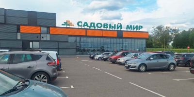 В Гродно на парковке ТЦ ребенок выбежал на дорогу из-за припаркованных автомобилей: избежать наезда не удалось